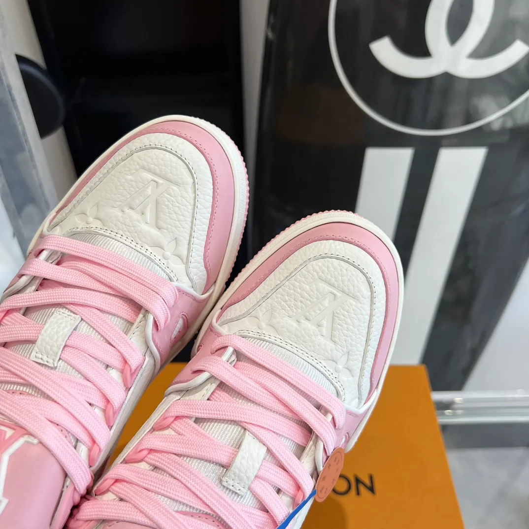 👟👟Ex-factory price 840👟👟 Couple model 👫LV Trainer series basketball sneakers🌟 Original open mold T👟👟Ex-factory price U outsole The texture is the same as the original ⚠️Original development Top version All details are consistent with the original ⚠️Code number: 35-45